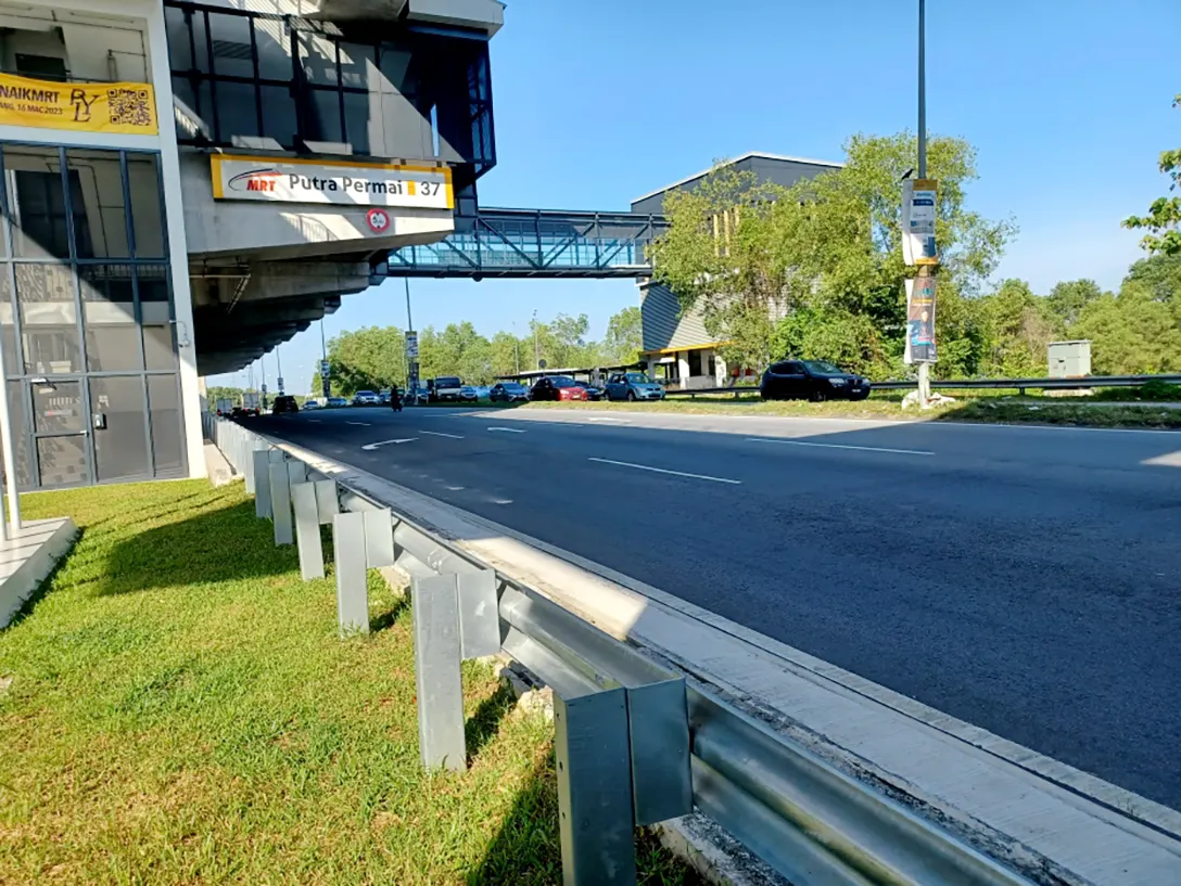 Pedestrian bridge to connect the entrance B to the Putra Permai MRT station