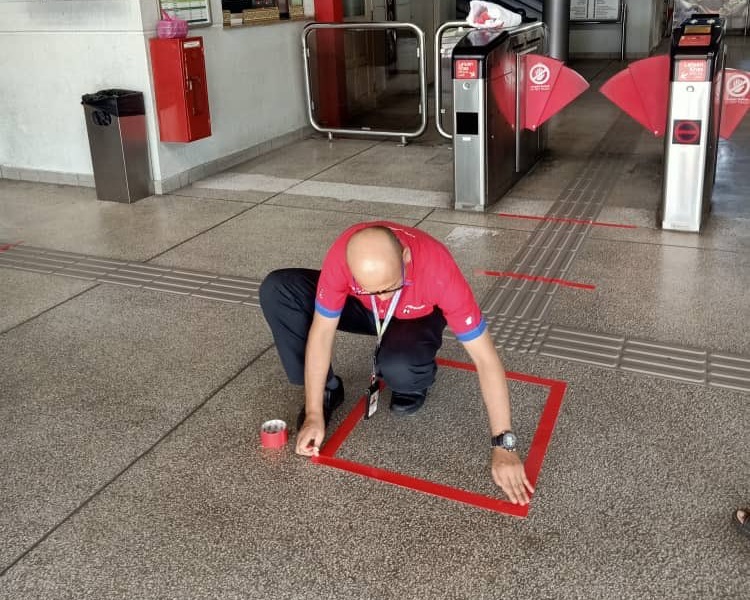 RapidKL staff preparing social distancing markers at the stations in preparation of CMCO from 4th May onwards. (Credit: @MyRapidKL/Twitter)