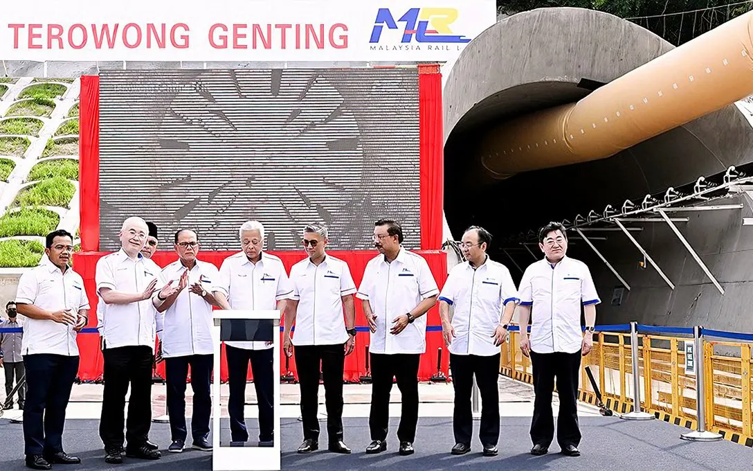 Prime Minister Ismail Sabri Yaakob (fourth from left) at the launch of the ECRL Genting tunnel construction work in Bentong. (Bernama pic)