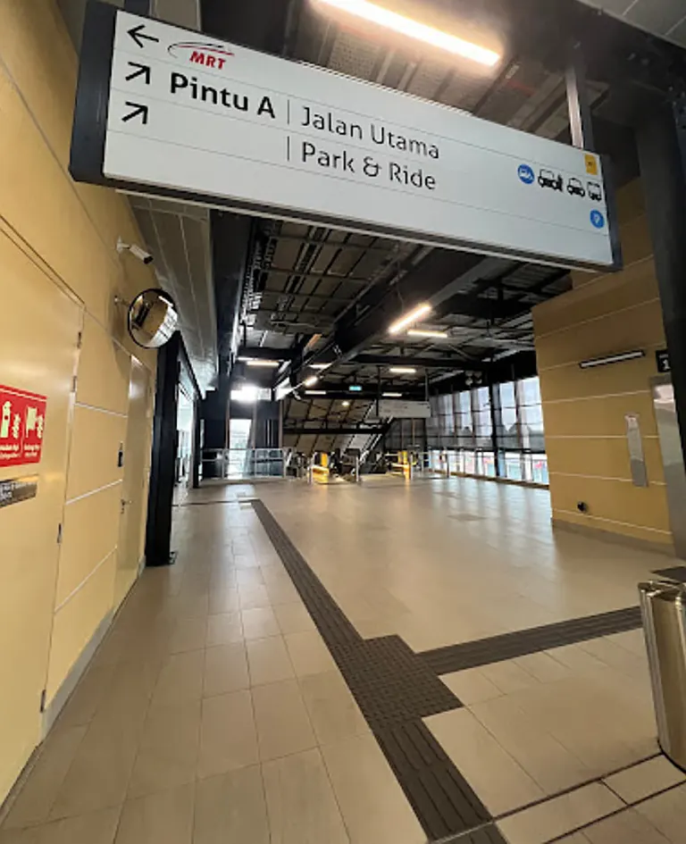 Concourse level of the Serdang Raya Selatan MRT station