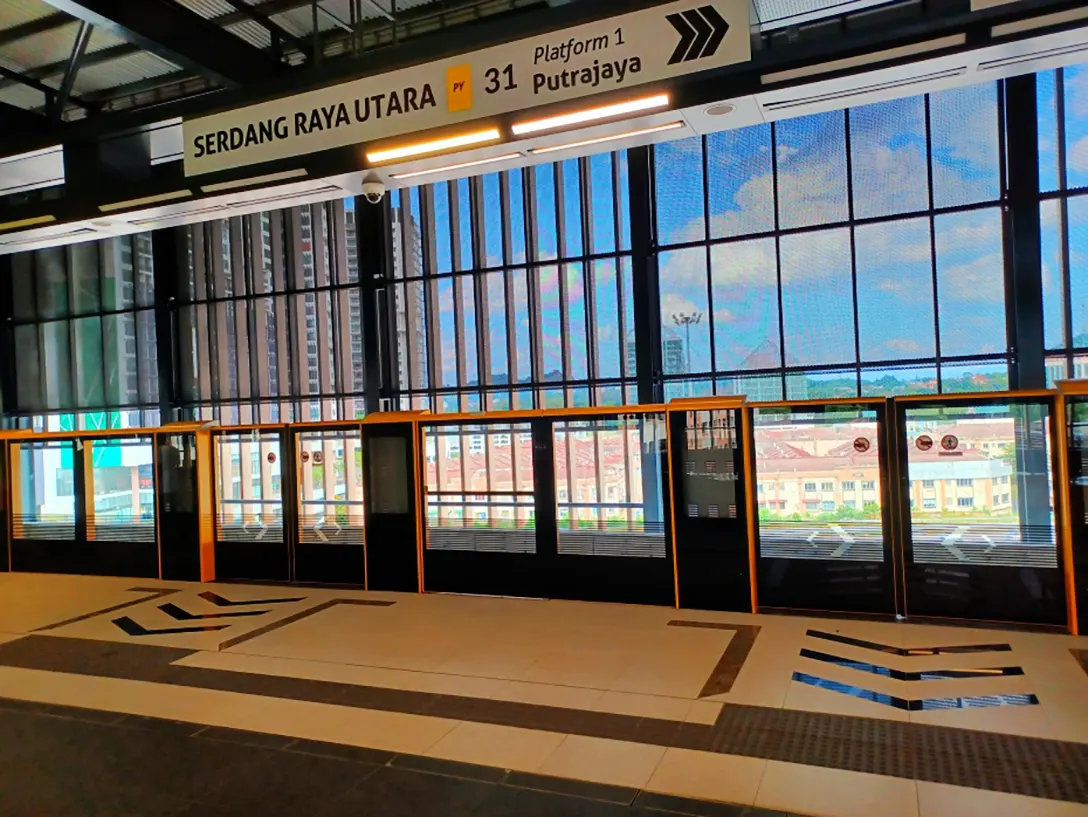 Boarding platforms at Serdang Raya Utara MRT station