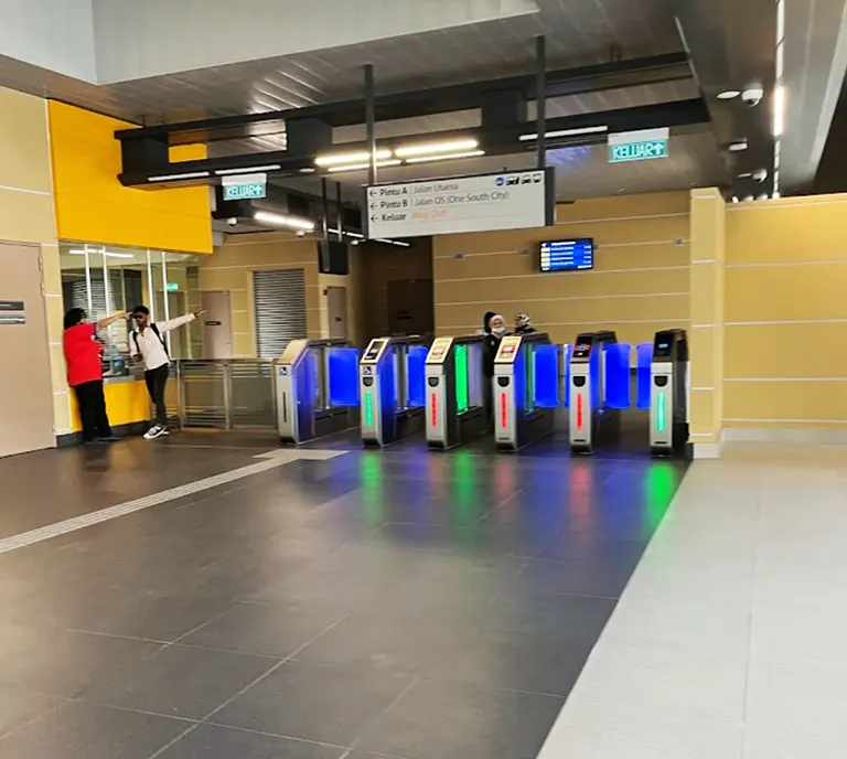 Ticket vending machines and faregates at the Concourse level