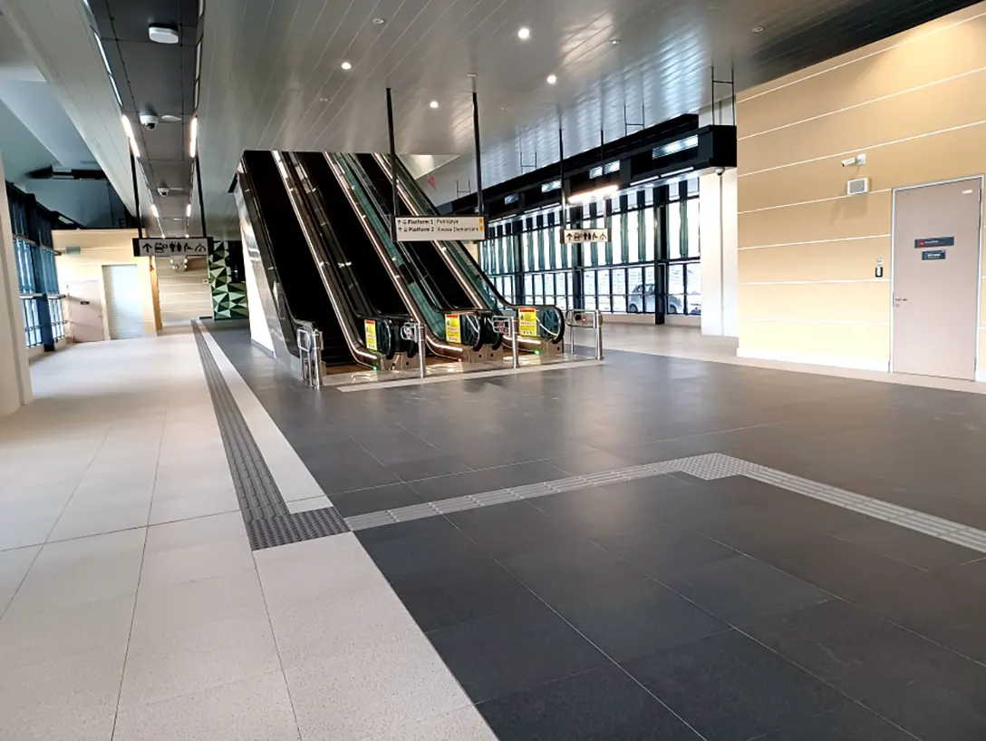 Escalators to the Concourse level