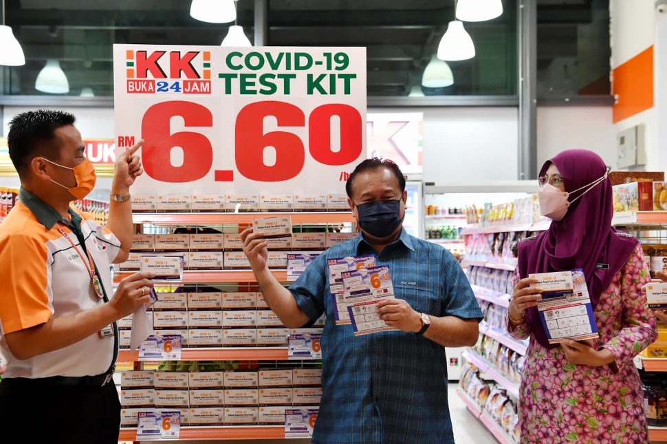 Nanta (centre) launching the sale of Covid-19 self-test kits at a KK Supermart at KLIA2. — Bernama photo