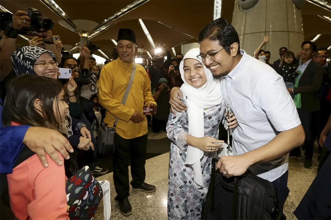 Petronas employee in Sudan, Mohamad Azim Rosli is greeted by his child Safia Irina at the Kuala Lumpur International Airport. -NSTP/MOHD FADLI HAMZAH