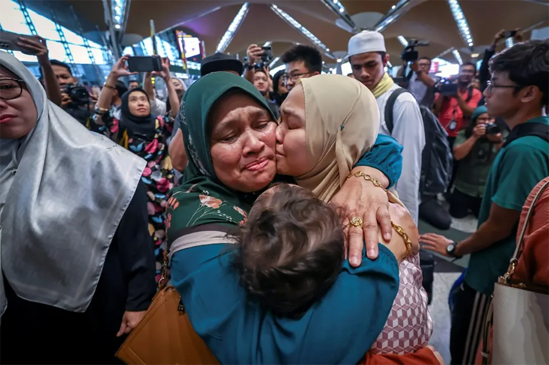 Farihin Rosni hugs and kisses her mother after arriving at the Kuala Lumpur International Airport. - BERNAMA PIC