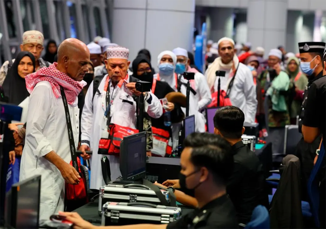 Some of the pilgrims who arrived at Kuala Lumpur International Airport (KLIA) Terminal 1 checked their passports immediately upon arrival at the Arrival Ceremony of the Malaysian Hajj Pilgrim Flight KT014 returning to the Homeland for the Hajj Season 1444H/2023M ;last night. BERNAMAPIX