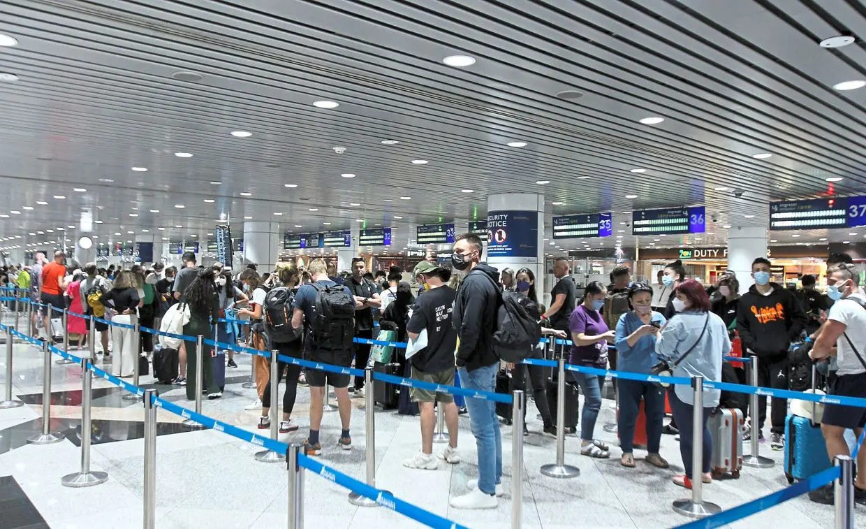 Long queues at the airports are normal ... but why does it have to be like this all the time? — LEESAN