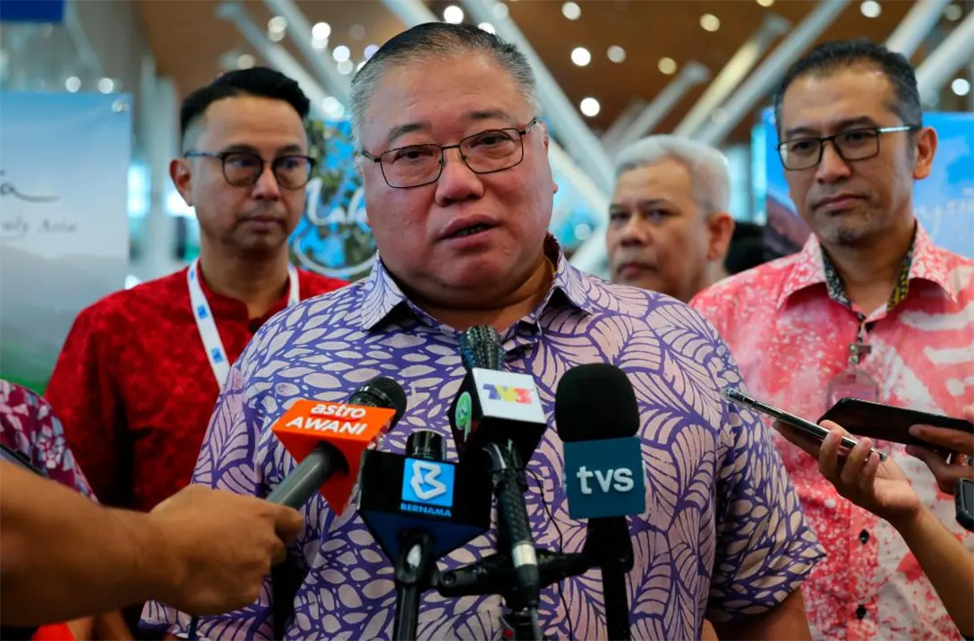 Minister of Tourism, Arts and Culture Datuk Seri Tiong King Sing (centre) during a press conference at the Tourist Arrival Reception in conjunction with the 2023 Chinese New Year Celebration at the Kuala Lumpur International Airport (KLIA) today. BERNAMAPIX
