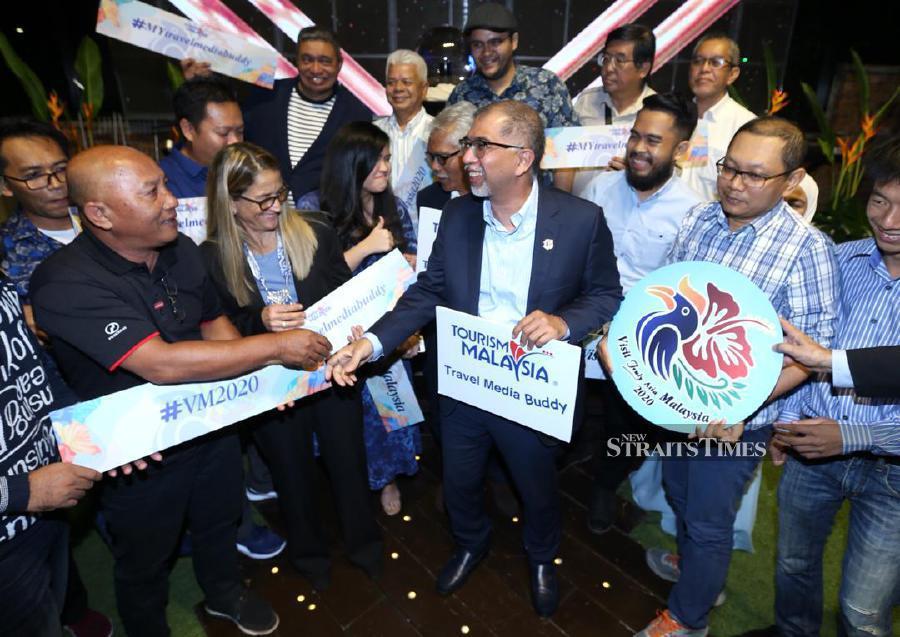 Deputy Tourism Minister Muhammad Bakhtiar Wan Chik mingles with the guests during the ministry’s Malaysia Media & Industry Appreciation Dinner in Kuala Lumpur. -NSTP/Mohamad Shahril Badri Saali