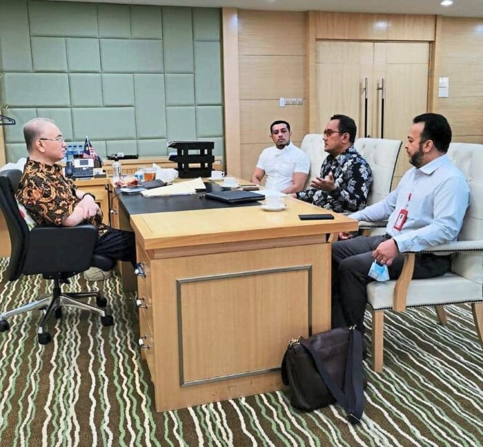 Urgent matters: Dr Wee having a discussion with Syed Md Najib (second from right) along with two senior officers.