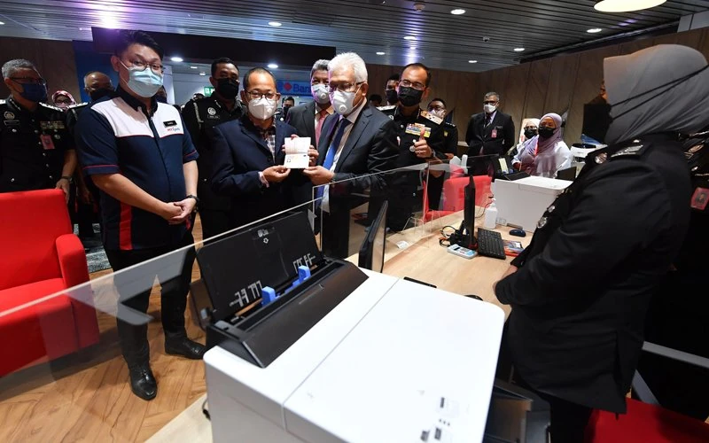 Hamzah Zainudin (third from left) at the opening of the immigration department’s Expatriate Services Division Satellite Centre at KLIA today. (Bernama pic)